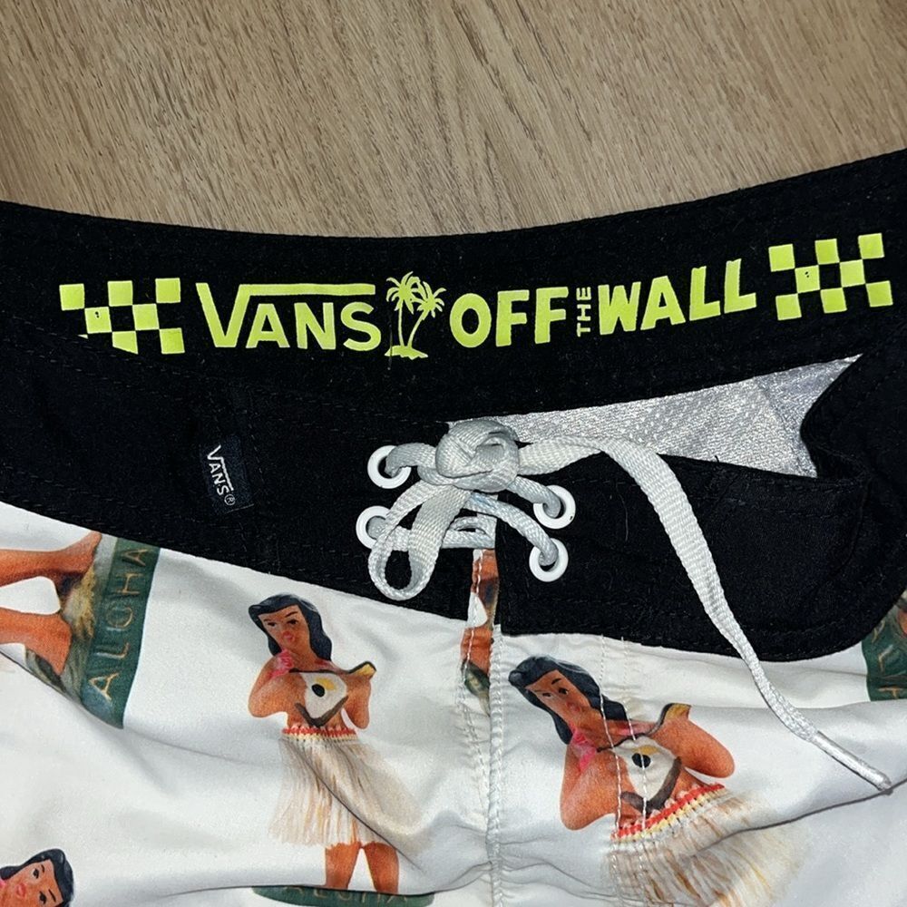 Retro vans off the wall, aloha bobblehead girl grass skirt ukulele Hawaii shorts - Picture 2 of 4